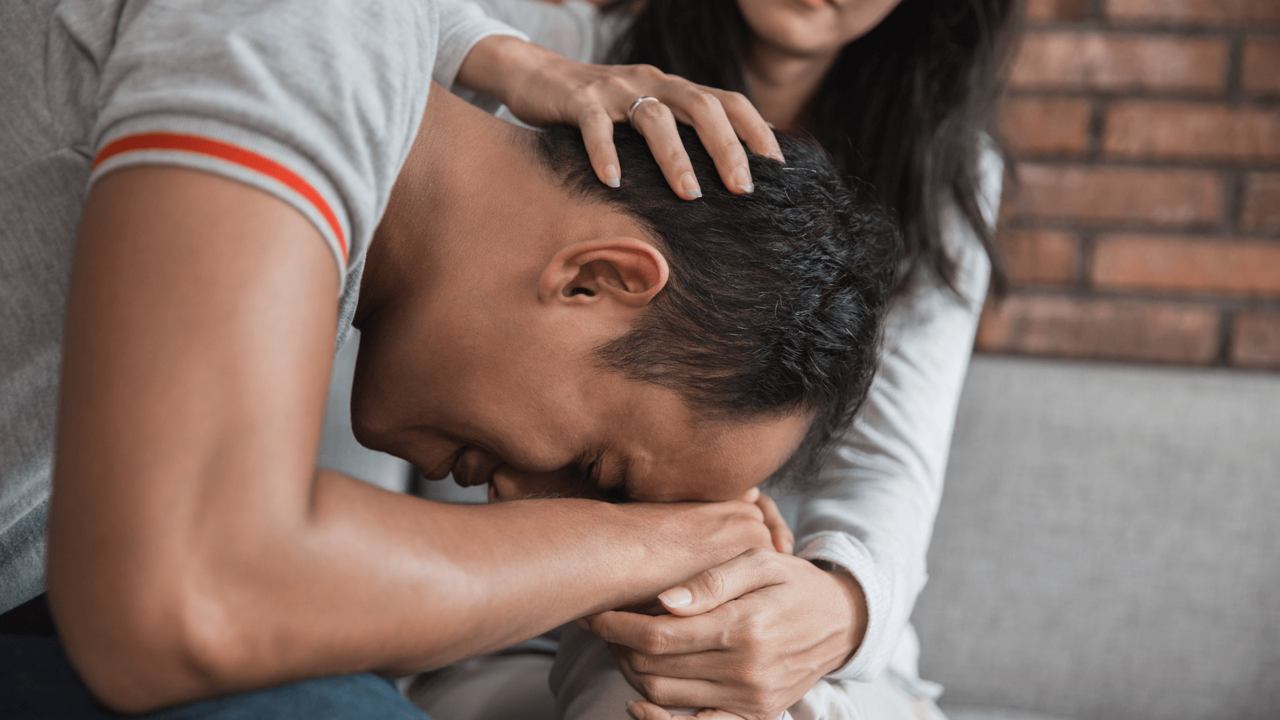 9 cách thông minh để an ủi người khác khi họ buồn | AIA Việt Nam