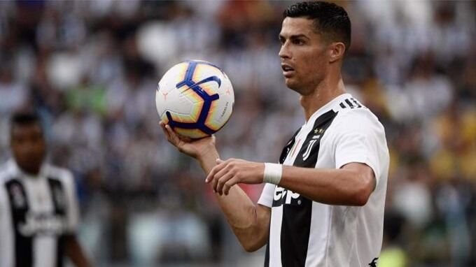 Ném Biên Là Gì? Khám Phá Chi Tiết Luật Ném Biên Trong Bóng Đá