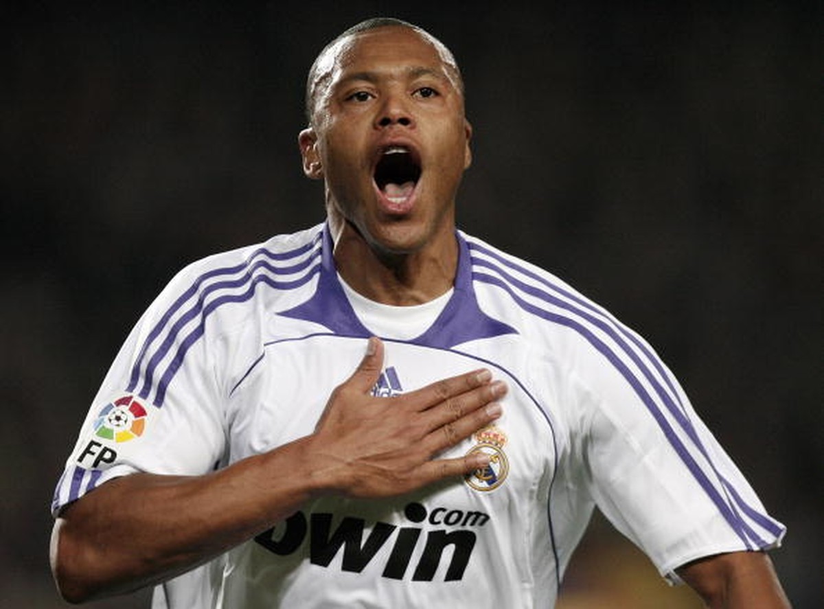 Júlio Baptista Là Ai? Sự Nghiệp Của Ngôi Sao Bóng Đá Người Brazil