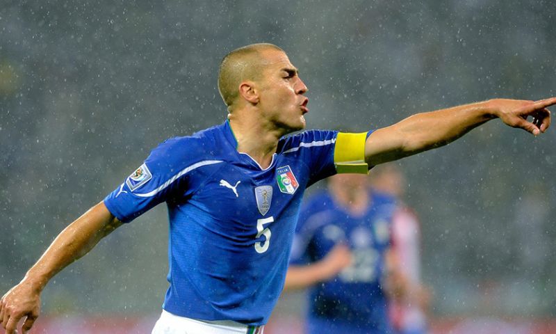 Phân tích vai trò và chức năng của cầu thủ mặc áo số 5 trên sân cỏ